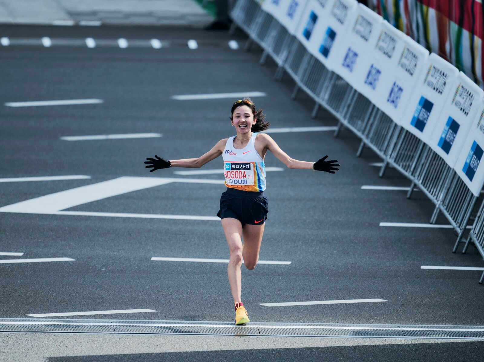 今年の東京マラソンでフィニッシュする細田 photograph by Yuki Suenaga