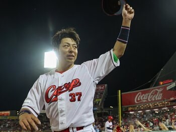 カープ新井監督も認める10年目の成熟…「初球は振らない」野間峻祥が4年越しの打撃改造で花開かせた勝負強さ＜Number Web＞ photograph by JIJI PRESS