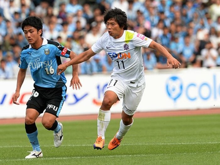 佐藤寿人が中村憲剛を徹底マーク!?広島は“らしさ”よりも勝利を選ぶ。＜Number Web＞ photograph by J.LEAGUE PHOTOS