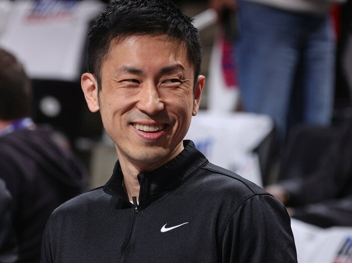バスケ日本代表“大きな方針転換”…コーチ陣の「兼任」は吉と出る？ NBA指導歴豊富なキーマン吉本泰輔の心を動かしたオファー「何を迷っているんだ」＜Number Web＞ photograph by Nathaniel S. Butler/NBAE via Getty Images