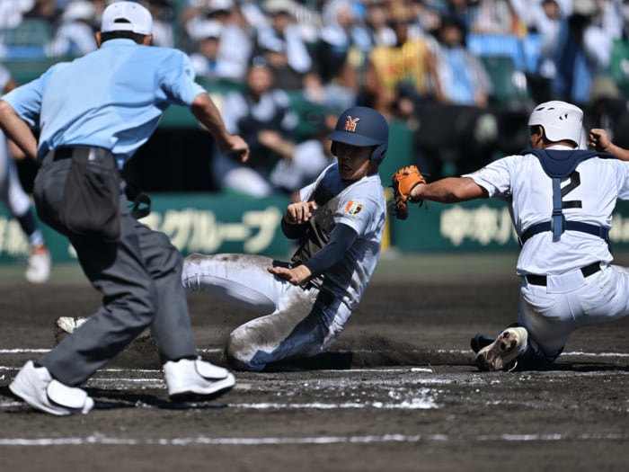 甲子園で“2つの誤審疑惑”「白線の上にボールが落ちた…」横浜vs県岐阜商、波乱のウラ側…密着記者が聞いた、県岐阜商の証言「監督に怒られるので…」＜Number Web＞ photograph by Hideki Sugiyama