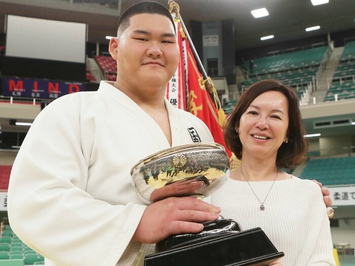 亡き父との約束から9年…柔道・斉藤立の母が明かす、思春期の息子を“立派な柔道家”に育て上げるまで「兄弟ゲンカの仲裁に包丁を持つことも…」<Number Web> photograph by JIJI PRESS