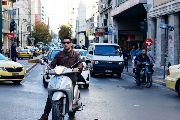 アテネでは、ノーヘルメットでバイクを運転する人も多かった　©Daisuke Nakashima