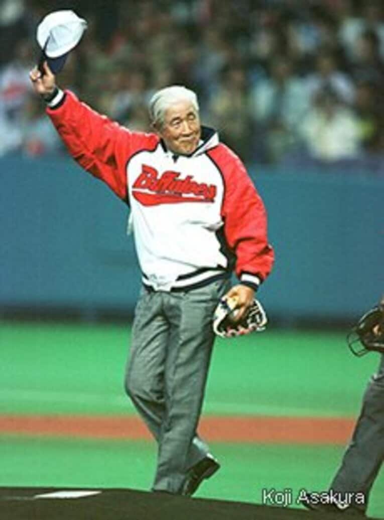 2001年の日本シリーズ。ヤクルトスワローズvs.近鉄バファローズの試合で始球式にのぞんだ81歳の西本氏