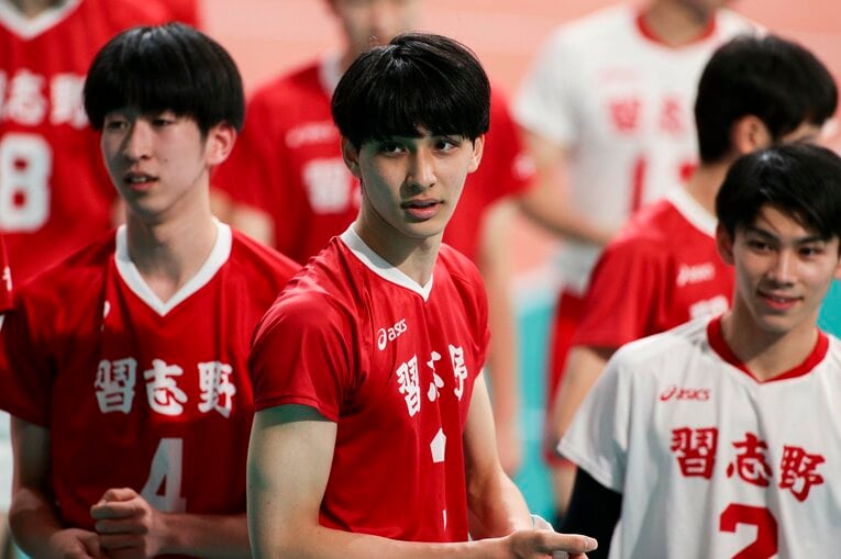 習志野高時代の高橋慶帆（2022年1月春高バレー）。もともとはサッカーをやっていたが、中学時代にバレーボール部に所属。172cmだった身長も卒業する頃には186センチまで伸びたという　©︎AFLO SPORT