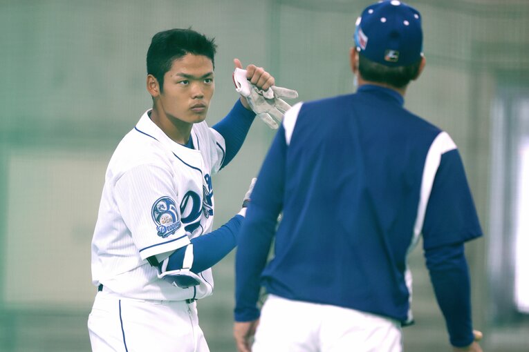 立浪のアドバイスを受ける根尾　©JIJI PRESS