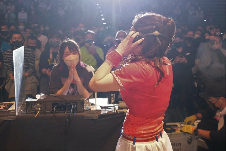 場外戦の最中にヘッドセットを装着し、視聴者にも「ベルト獲るよ！」とアピール。どこまでも自由だった