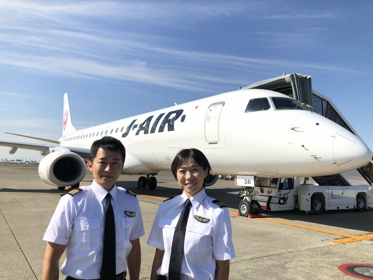 機長（左）ともに飛行機の前で写真におさまる副操縦士の神村英理さん（写真提供／ジェイ・エア）