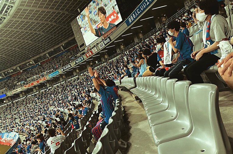 この試合を最後にドイツへ旅立つ室屋へ暖かい“拍手”を送るFC東京サポーター。 ／ photograph by Yoshiaki Matsumoto