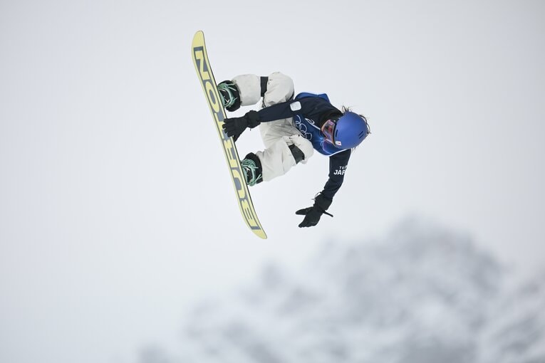 女子スノーボードのスロープスタイルで金メダルを獲得した深田茉莉の演技　©Nanae Suzuki / JMPA