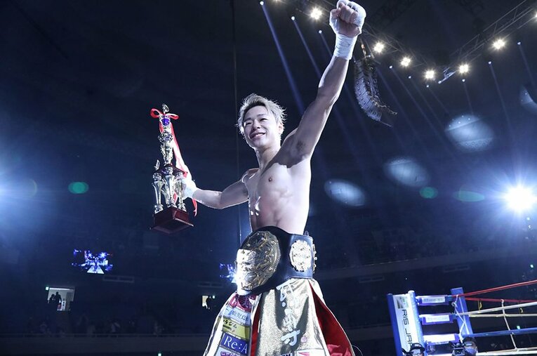 極度のプレッシャーの中、レオナ戦で見事な勝利を見せた武尊。那須川天心はリングサイドでその姿を見ていた ／ photograph by Takao Masaki