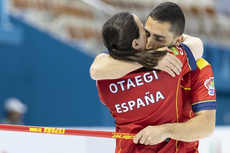 スペイン代表ペア、国によって喜び方もさまざま　©WCF / Logan Hannigan-Downs