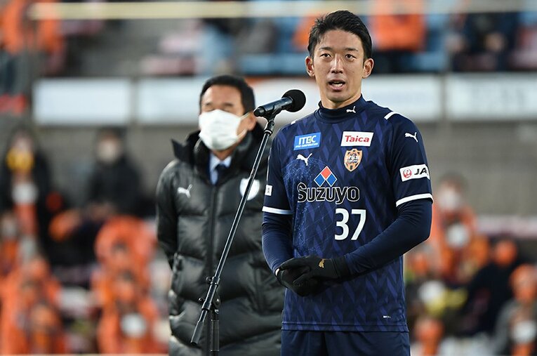 12月4日、最終節でセレッソ大阪に逆転勝ちでJ1残留を決めた清水エスパルス。キャプテンの権田がサポーターへの挨拶の場に立った ／ photograph by J.LEAGUE