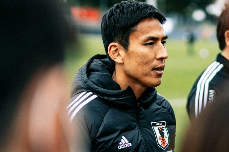 22年9月の日本代表欧州遠征。当時現役の長谷部は森保監督らとコミュニケーションを取りつつ、メディア対応もした　©Kiichi Matsumoto