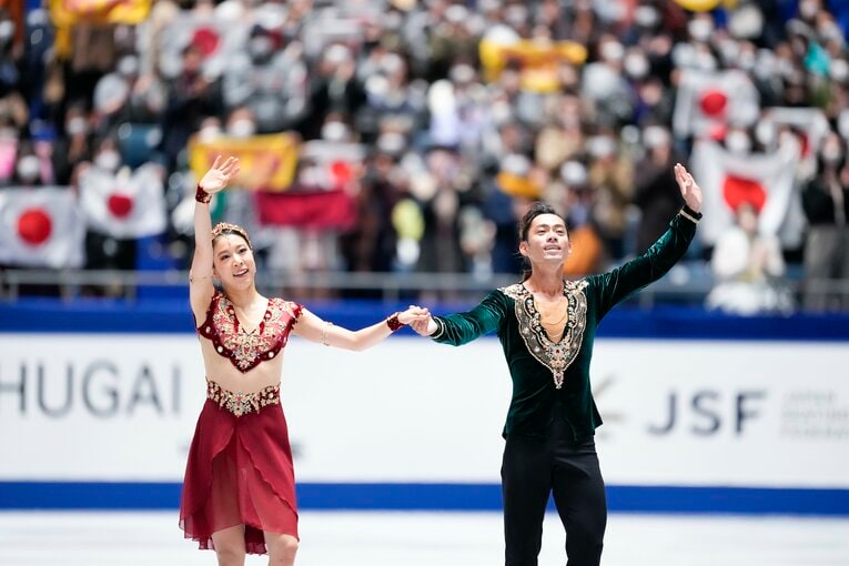 NHK杯フリーで演技を行う村元＆高橋