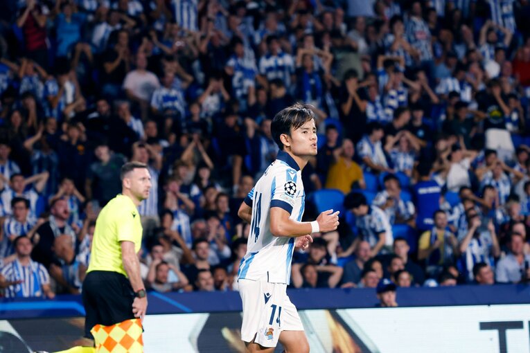 久保の背景には、頭を抱える多くのサポーターの姿が　©Daisuke Nakashima