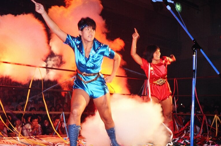 年間300試合に加え、歌手活動やドラマ出演など多忙を極めたクラッシュ・ギャルズ ／ photograph by AFLO