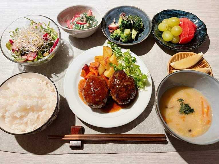 ［夜］三笘からリクエストがあったというハンバーグ。「栄養面やスケジュール的に厳しい時は食材を変えながら、できる限り要望に応えたいと思っています」（緒方さん提供）