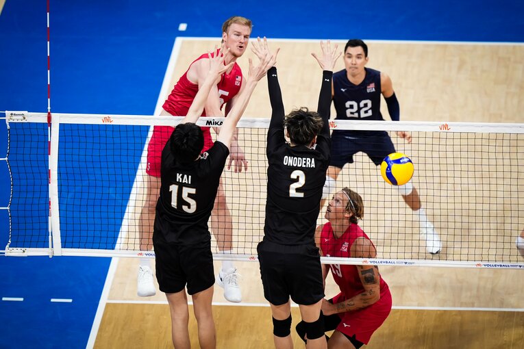 甲斐優斗、小野寺太志（VNLアメリカ戦）　©︎Volleyball World