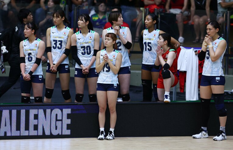 世界バレー3位決定戦・ブラジル戦ではベンチに下がった後も懸命にチームを鼓舞し続けた　©︎Reuters/AFLO