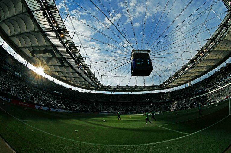 「“鎌田大地と守田英正が一緒に写った1枚”を狙いたいけど…」「長谷部誠はすでにコーチのように」CL日本人対決と“美しい夕焼け”撮影ウラ話(40)