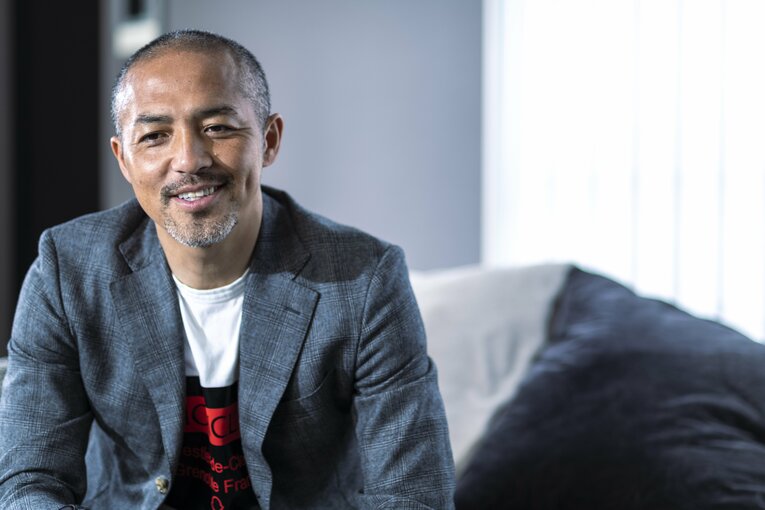 2023年、『Number』の取材に応じた小野伸二　©Takuya Sugiyama