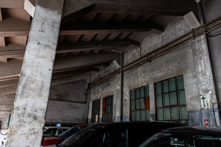 在りし日の鳴海球場を思わせる窓枠