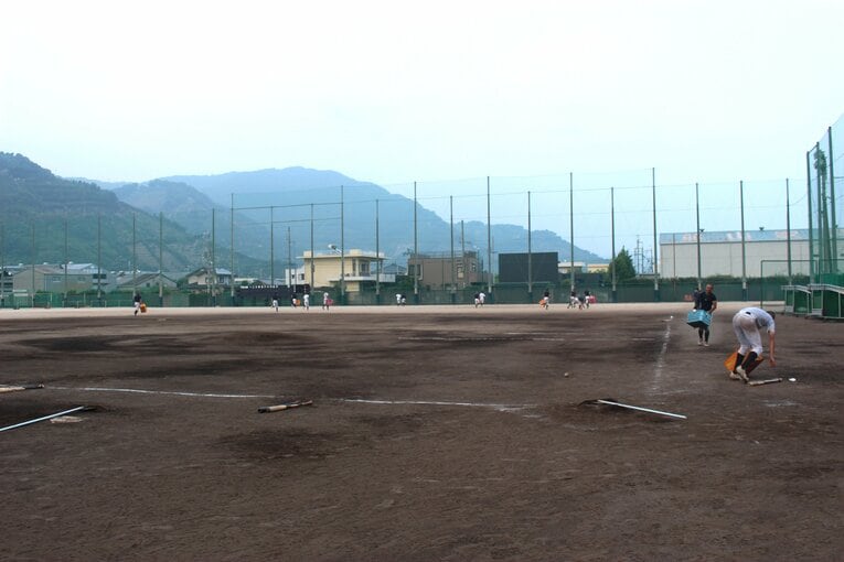 ボール拾いは1年も3年も関係なく全員で　©NumberWeb