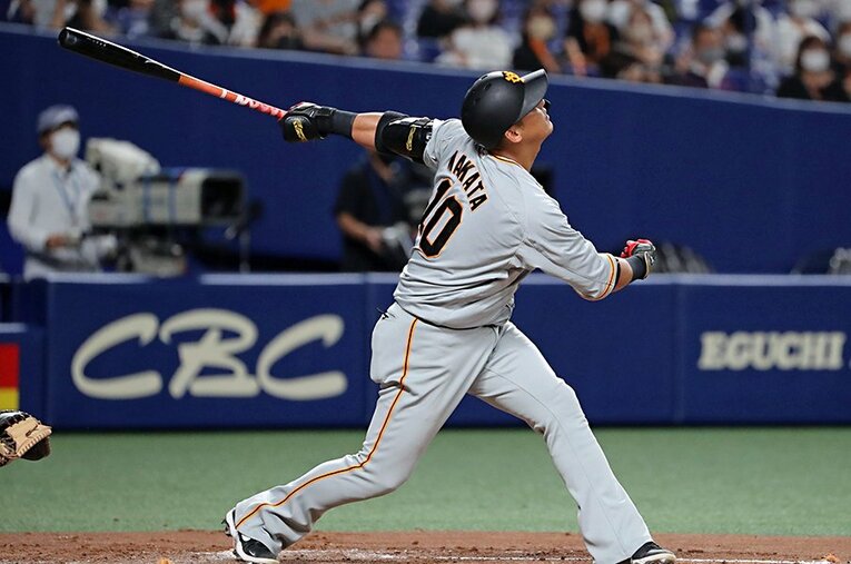 9月30日の中日戦の５回、遊飛に倒れた巨人・中田翔。この打席でベンチへ退いた ／ photograph by Sankei Shimbun