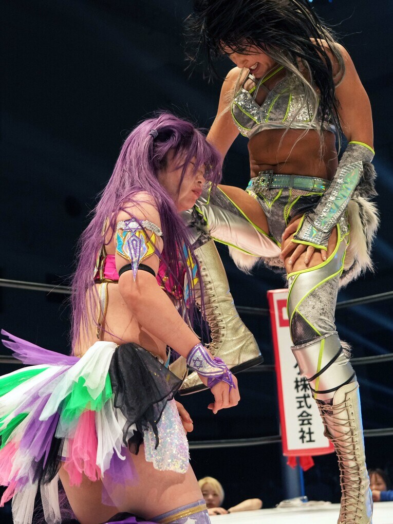 ジュリアのヒザを受け止める中野たむ　©Essei Hara