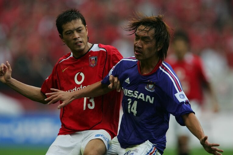 マリノス・奥大介（右）に激しくチェックにいく鈴木啓太　(C)Takao Yamada