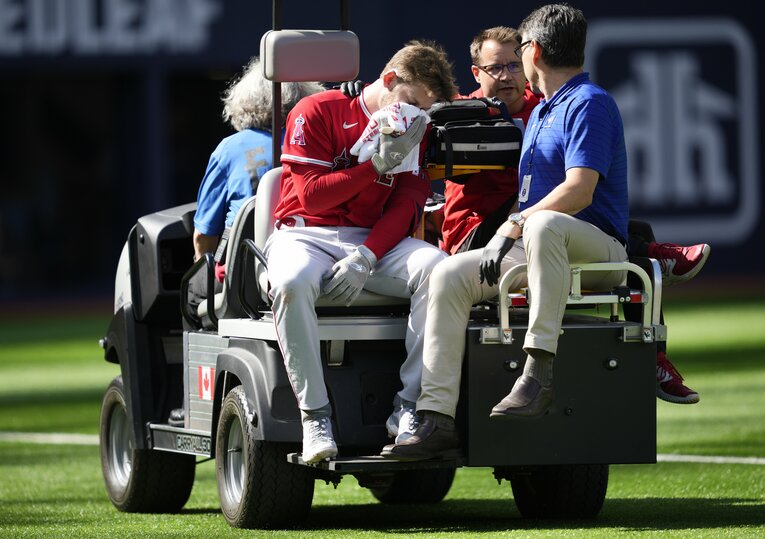 顔面に死球を受け、カートでグラウンドを後にするウォード　©Getty Images