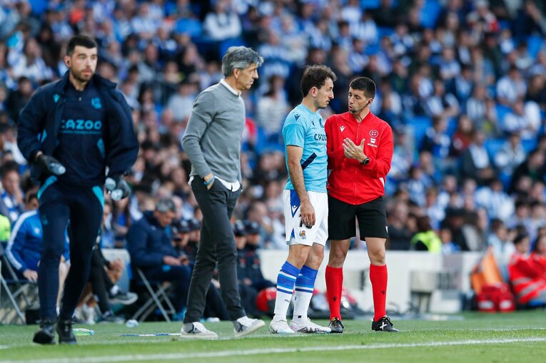 「クボはノルマル（普通）よ」辛口おばあちゃんにバルで遭遇も…カメラマンが撮った久保建英21歳の“軽快ドリブル＋母・祖母のような愛”(92)