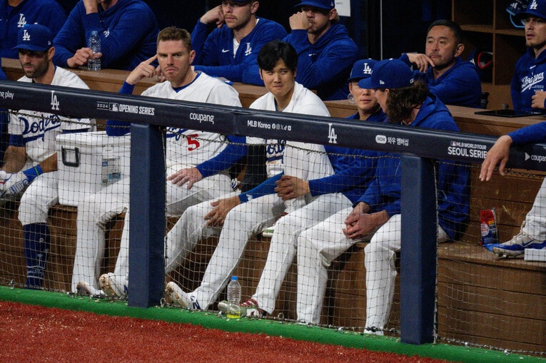 【開幕2戦目／21日】山本由伸、グラスノーと談笑　©Nanae Suzuki