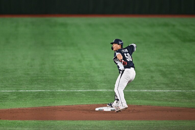 日韓戦で大喜びの韓国選手。過去の失敗から学び、今度はベースから足を離さなかった　©Naoya Sanuki