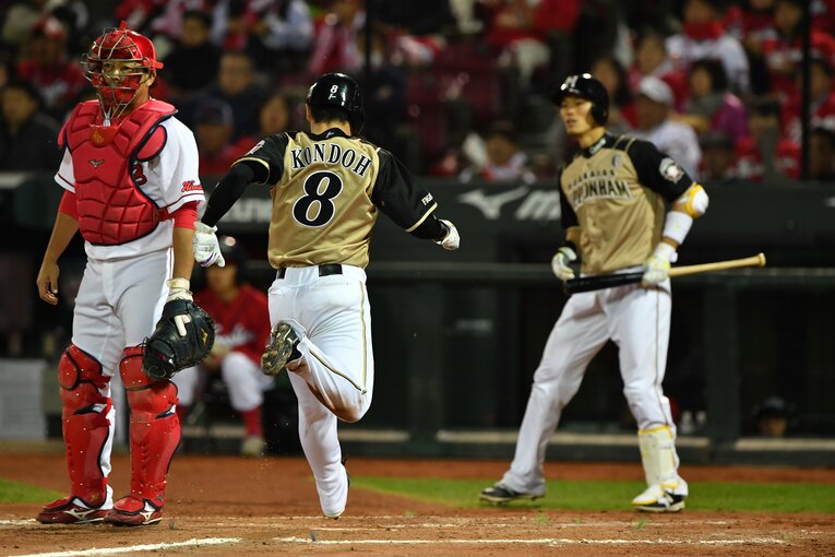 2018年、本格的に外野手転向した　©BUNGEISHUNJU