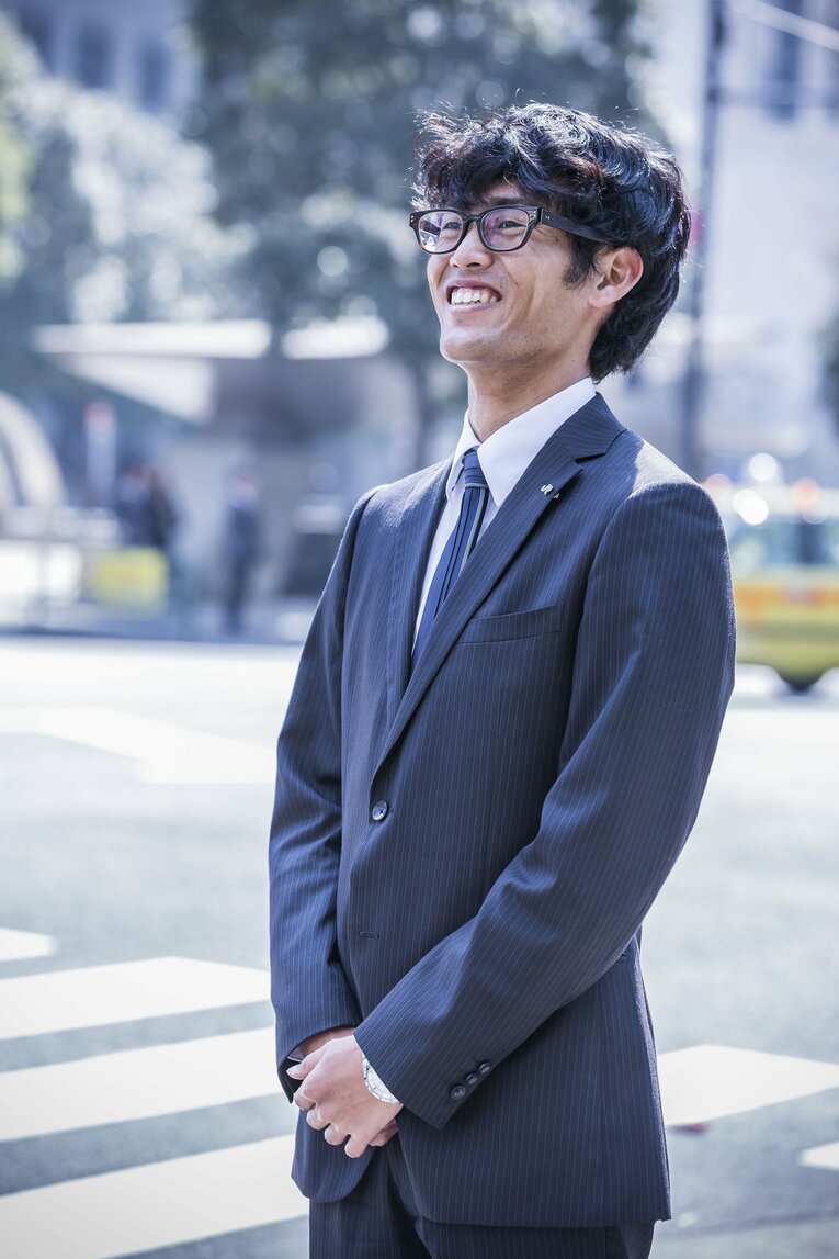 思い出の「寺田交差点」でニッコリ　©Shiro Miyake