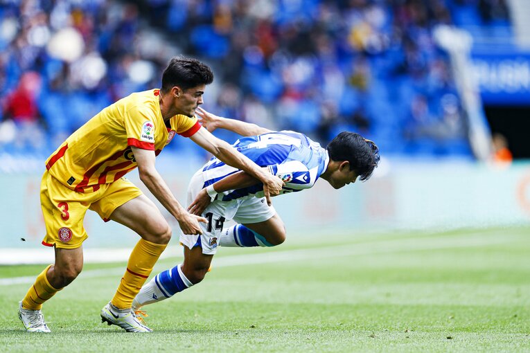 久保建英PK獲得＋シルバに絶妙アシストもドローに落胆　だが翌朝「クボ表紙の新聞」を持った地元のおじさんが…カメラマンは見た(42)