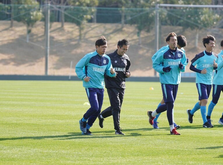 笑顔の遠藤と川口能活GKコーチ　©Atsushi Iio