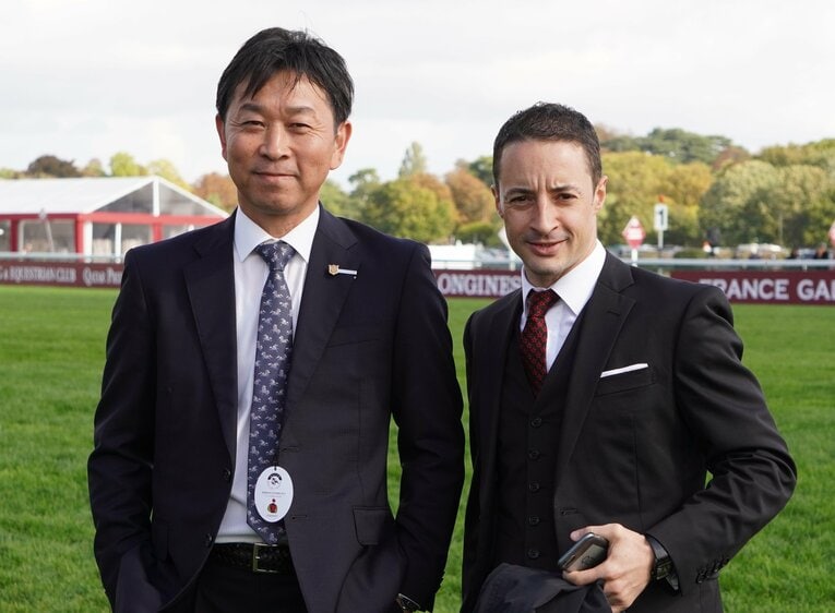 ルメール騎手（右）と手塚調教師（2019年の凱旋門賞にて撮影）　©Satoshi Hiramatsu