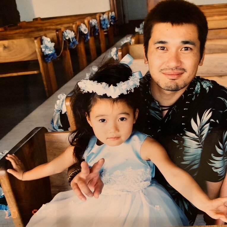 幼少期のMEIさんと父・黒木知宏（写真/本人提供）