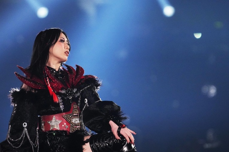 コーナーでポーズを取る上谷沙弥　©Masashi Hara