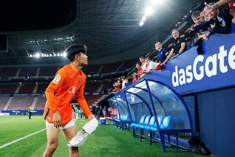 久保建英がGK姿？奇跡の残留に歓喜、“ズボンを抜いだお宝写真”も… 「苦しんだタケのリーガ3年目」をカメラマン視点で振り返る(35)