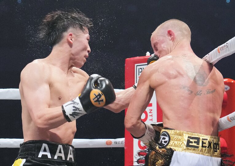 11ラウンド、ショートレンジの鋭い左フックがバトラーの顔面をとらえた　©Naoki Fukuda