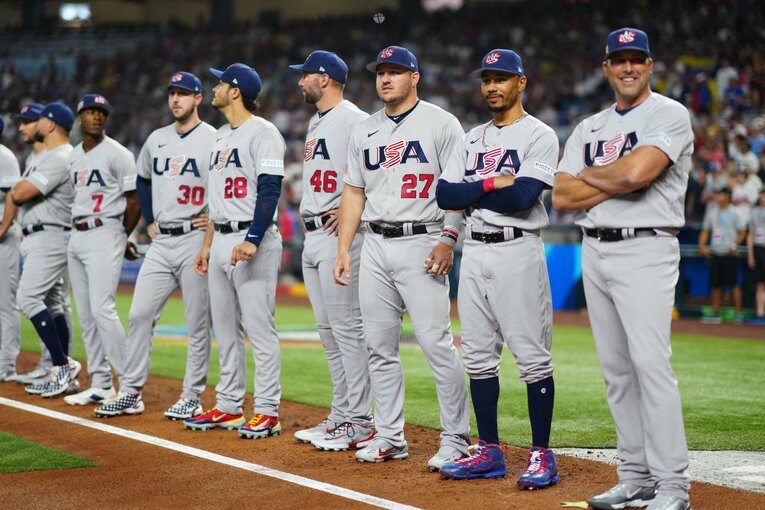 ミリオンダラーを率いるデローサ監督（一番右）とトラウト主将（右から3番目）。間にいるのが1番の“切り込み隊長”ムーキー・ベッツ　©Getty Images