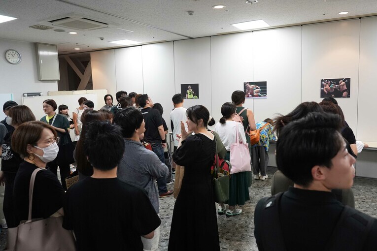 メッセージ記帳スペースにはファンの列ができた　©Essei Hara