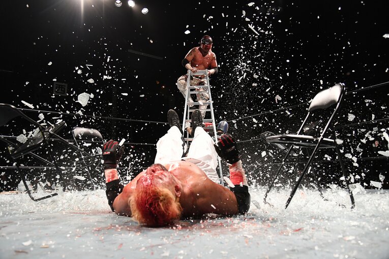 ガラスボードが飛び散る