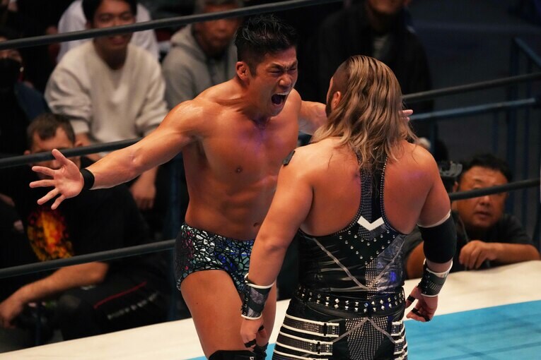 雄叫びをあげてEVILに立ち向かうSANADA