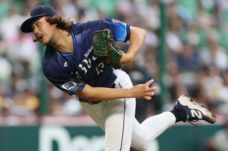 昨季、2シーズンにまたがって13連敗を喫し、チーム記録を更新してしまった高橋だが今季は徐々に復活。安定した投球を見せている　©JIJI PRESS