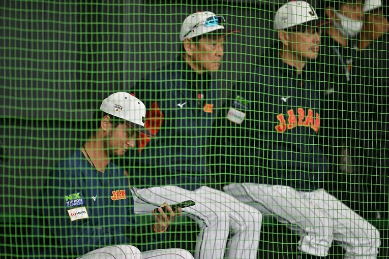 練習の様子をスマホで撮影し、ニンマリのダルビッシュ　©Hideki Sugiyama